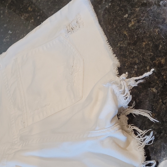 We the Free White Distressed high waist Short jeans. Size 26 - Picture 10 of 10